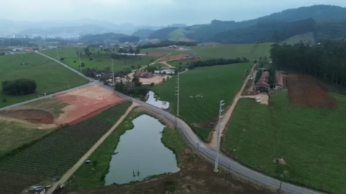 Foto mostrando a nova linha de transmissão de 30,4 km com 56 torres metálicas e 63 postes de metal ou concreto, operando em alta tensão de 138 kV.