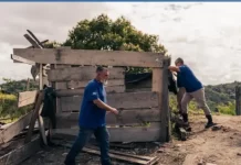 Agentes da Prefeitura de São José demolindo construções irregulares durante operação de fiscalização em área de preservação.