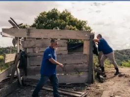 Agentes da Prefeitura de São José demolindo construções irregulares durante operação de fiscalização em área de preservação.
