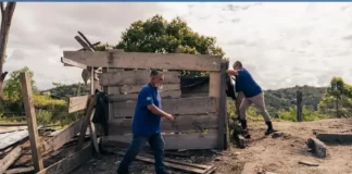 Agentes da Prefeitura de São José demolindo construções irregulares durante operação de fiscalização em área de preservação.