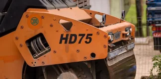 Rolo compressor realizando pavimentação de rua em Biguaçu, representando obras de infraestrutura da cidade.