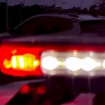 Casal de idosos é vítima de golpe de sequestro falso em Florianópolis Giroflex de viatura da Polícia Militar ligado à noite, simbolizando a atuação da polícia no atendimento ao caso de golpe telefônico envolvendo idosos.