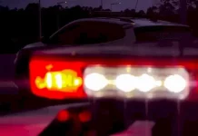 Giroflex de viatura da Polícia Militar ligado à noite, simbolizando a atuação da polícia no atendimento ao caso de golpe telefônico envolvendo idosos.