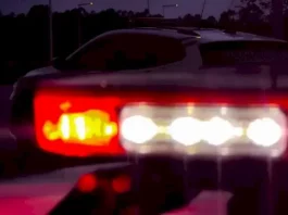 Giroflex de viatura da Polícia Militar ligado à noite, simbolizando a atuação da polícia no atendimento ao caso de golpe telefônico envolvendo idosos.