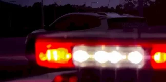 Giroflex de viatura da Polícia Militar ligado à noite, simbolizando a atuação da polícia no atendimento ao caso de golpe telefônico envolvendo idosos.