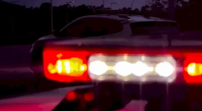 Giroflex de viatura da Polícia Militar ligado à noite, simbolizando a atuação da polícia no atendimento ao caso de golpe telefônico envolvendo idosos.