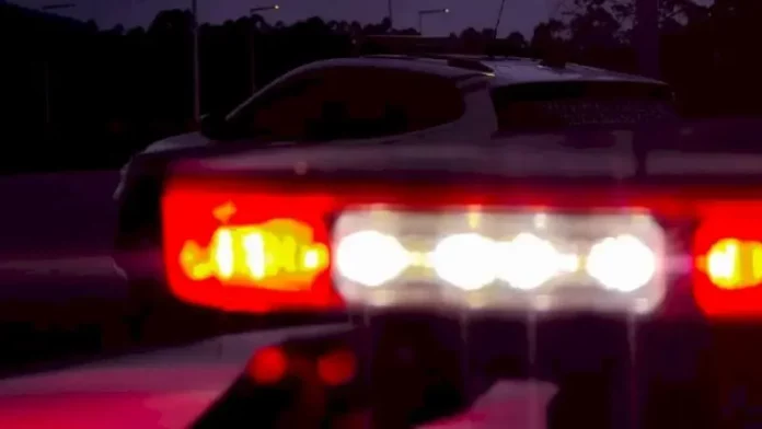 Giroflex de viatura da Polícia Militar ligado à noite, simbolizando a atuação da polícia no atendimento ao caso de golpe telefônico envolvendo idosos.