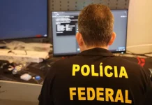 PF deflagra segunda fase de operação contra fraudes bancárias digitais Agente da Polícia Federal analisa dados em computador durante operação que investiga fraudes bancárias digitais.