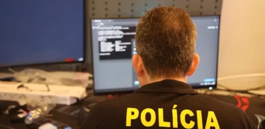 PF deflagra segunda fase de operação contra fraudes bancárias digitais Agente da Polícia Federal analisa dados em computador durante operação que investiga fraudes bancárias digitais.