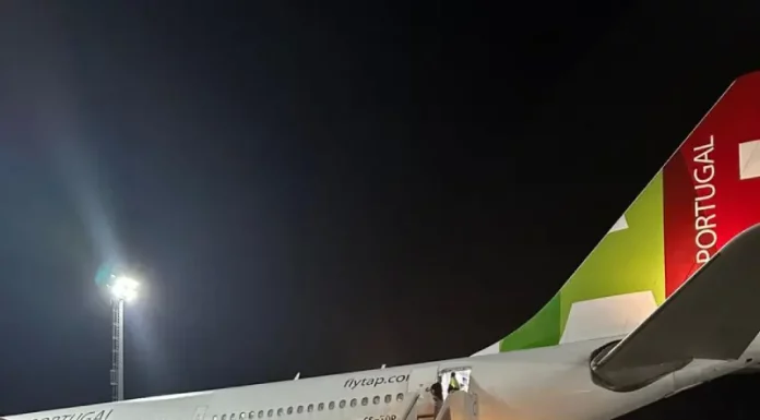 Agente da Polícia Federal acompanha, na pista do Aeroporto Internacional de Florianópolis, o embarque de cidadão finlandês em voo internacional durante operação de expulsão do país.