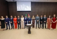 Novos procuradores do Estado durante cerimônia de posse, acompanhados pelo Governador Jorginho Mello e outras autoridades, oficializando a entrada na Procuradoria-Geral do Estado de Santa Catarina.