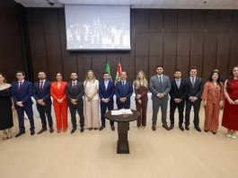Novos procuradores do Estado durante cerimônia de posse, acompanhados pelo Governador Jorginho Mello e outras autoridades, oficializando a entrada na Procuradoria-Geral do Estado de Santa Catarina.