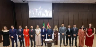 Novos procuradores do Estado durante cerimônia de posse, acompanhados pelo Governador Jorginho Mello e outras autoridades, oficializando a entrada na Procuradoria-Geral do Estado de Santa Catarina.