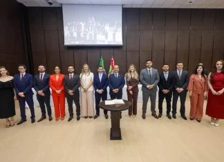 Novos procuradores do Estado durante cerimônia de posse, acompanhados pelo Governador Jorginho Mello e outras autoridades, oficializando a entrada na Procuradoria-Geral do Estado de Santa Catarina.