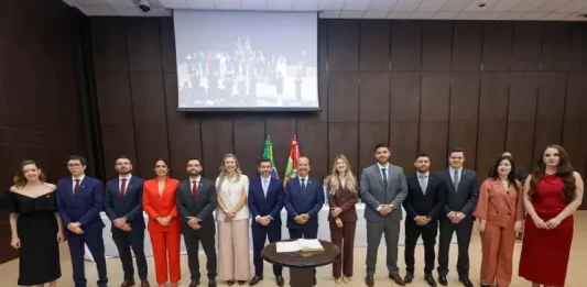 Novos procuradores do Estado durante cerimônia de posse, acompanhados pelo Governador Jorginho Mello e outras autoridades, oficializando a entrada na Procuradoria-Geral do Estado de Santa Catarina.