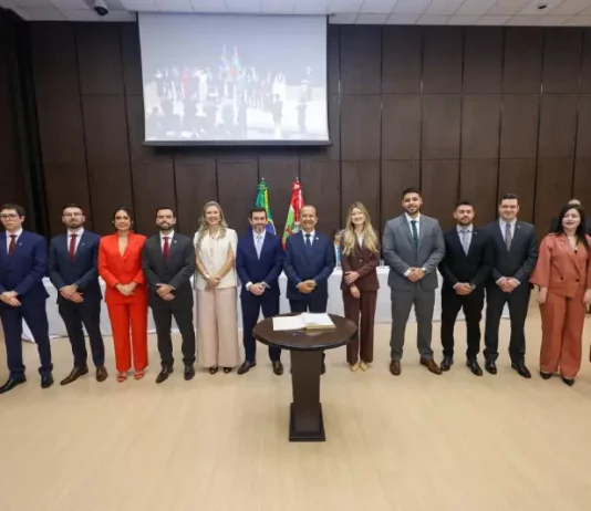 Novos procuradores do Estado durante cerimônia de posse, acompanhados pelo Governador Jorginho Mello e outras autoridades, oficializando a entrada na Procuradoria-Geral do Estado de Santa Catarina.