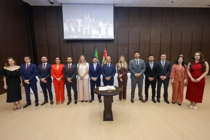 Novos procuradores do Estado durante cerimônia de posse, acompanhados pelo Governador Jorginho Mello e outras autoridades, oficializando a entrada na Procuradoria-Geral do Estado de Santa Catarina.