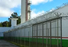 Santa Catarina retoma processo para construção de novos presídios após decisão do TJSC Entrada de uma unidade prisional, ilustrando os novos presídios que Santa Catarina planeja construir.