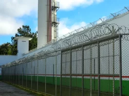 Entrada de uma unidade prisional, ilustrando os novos presídios que Santa Catarina planeja construir.