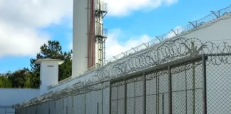 Entrada de uma unidade prisional, ilustrando os novos presídios que Santa Catarina planeja construir.