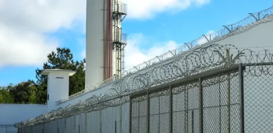 Santa Catarina retoma processo para construção de novos presídios após decisão do TJSC Entrada de uma unidade prisional, ilustrando os novos presídios que Santa Catarina planeja construir.