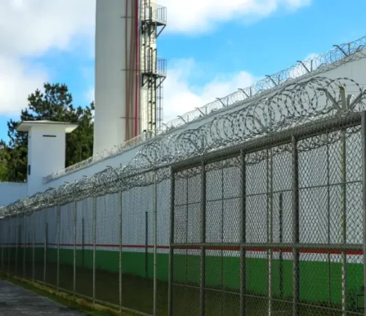 Santa Catarina retoma processo para construção de novos presídios após decisão do TJSC Entrada de uma unidade prisional, ilustrando os novos presídios que Santa Catarina planeja construir.
