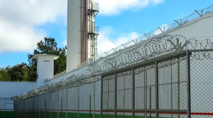 Entrada de uma unidade prisional, ilustrando os novos presídios que Santa Catarina planeja construir.