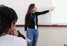 Professora conduz aula em sala de aula, representando o trabalho dos professores ACTs em Santa Catarina.