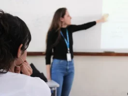 Professora conduz aula em sala de aula, representando o trabalho dos professores ACTs em Santa Catarina.