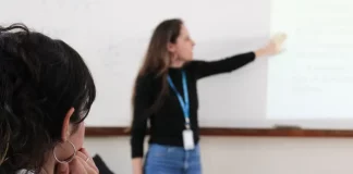 Professora conduz aula em sala de aula, representando o trabalho dos professores ACTs em Santa Catarina.