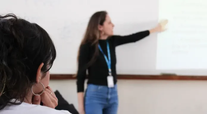 Professora conduz aula em sala de aula, representando o trabalho dos professores ACTs em Santa Catarina.