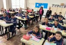 A imagem ilustra a matéria sobre o início do período de rematrículas para o ano letivo de 2026, reforçando a importância da participação das famílias no processo de renovação de matrícula para garantir a continuidade dos estudos dos alunos na rede municipal.