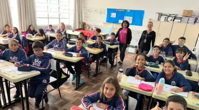 A imagem ilustra a matéria sobre o início do período de rematrículas para o ano letivo de 2026, reforçando a importância da participação das famílias no processo de renovação de matrícula para garantir a continuidade dos estudos dos alunos na rede municipal.