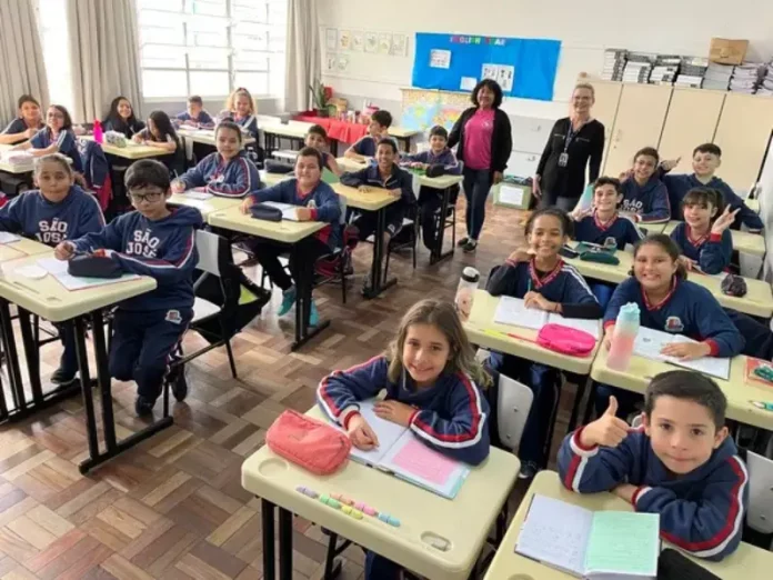 A imagem ilustra a matéria sobre o início do período de rematrículas para o ano letivo de 2026, reforçando a importância da participação das famílias no processo de renovação de matrícula para garantir a continuidade dos estudos dos alunos na rede municipal.