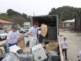 uncionários do Programa de Gestão de Resíduos (PLD) realizam coleta de materiais em Rancho Queimado, promovendo descarte correto e sustentabilidade