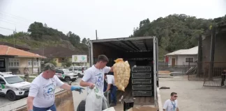 uncionários do Programa de Gestão de Resíduos (PLD) realizam coleta de materiais em Rancho Queimado, promovendo descarte correto e sustentabilidade