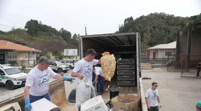 Programa de gestão de resíduos alcança 96% dos municípios de Santa Catarina uncionários do Programa de Gestão de Resíduos (PLD) realizam coleta de materiais em Rancho Queimado, promovendo descarte correto e sustentabilidade