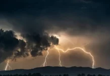 Imagem ilustrativa da frente fria: nuvens escuras e carregadas com raios sobre a cidade, representando a instabilidade e os temporais previstos para Santa Catarina.
