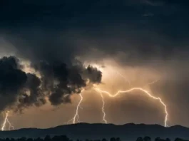 Imagem ilustrativa da frente fria: nuvens escuras e carregadas com raios sobre a cidade, representando a instabilidade e os temporais previstos para Santa Catarina.