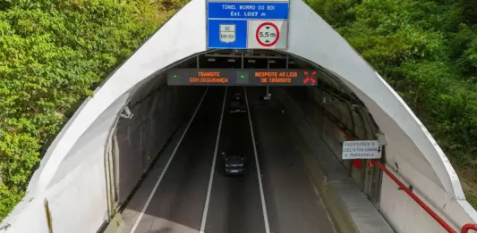 Entrada do túnel do Morro do Boi, mostrando a estrutura do túnel e a pista de acesso.