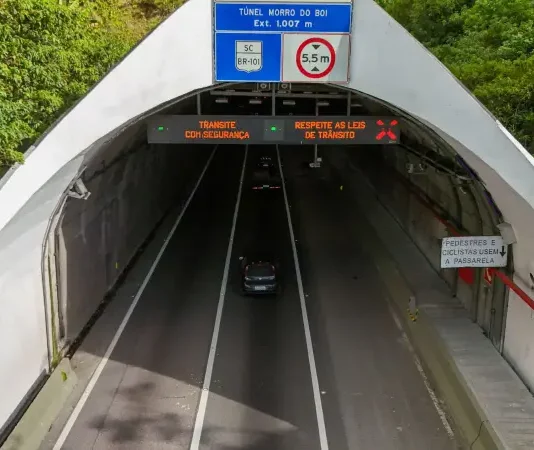 BR-101 terá bloqueio total no túnel do Morro do Boi, km 141 Norte, na próxima semana Entrada do túnel do Morro do Boi, mostrando a estrutura do túnel e a pista de acesso.
