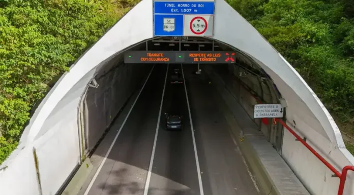 BR-101 terá bloqueio total no túnel do Morro do Boi, km 141 Norte, na próxima semana Entrada do túnel do Morro do Boi, mostrando a estrutura do túnel e a pista de acesso.