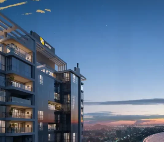Prédio residencial de frente para o mar no litoral de Santa Catarina, destacando a localização privilegiada e a vista panorâmica para investidores e moradores.