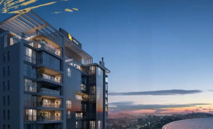 Prédio residencial de frente para o mar no litoral de Santa Catarina, destacando a localização privilegiada e a vista panorâmica para investidores e moradores.