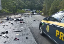 Imagem mostra trecho da BR-376 com destroços espalhados após grave acidente entre van, caminhão e carreta; viatura da Polícia Rodoviária Federal realiza atendimento no local.