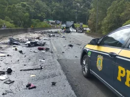 Imagem mostra trecho da BR-376 com destroços espalhados após grave acidente entre van, caminhão e carreta; viatura da Polícia Rodoviária Federal realiza atendimento no local.