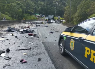 Imagem mostra trecho da BR-376 com destroços espalhados após grave acidente entre van, caminhão e carreta; viatura da Polícia Rodoviária Federal realiza atendimento no local.