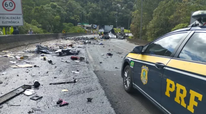 Imagem mostra trecho da BR-376 com destroços espalhados após grave acidente entre van, caminhão e carreta; viatura da Polícia Rodoviária Federal realiza atendimento no local.