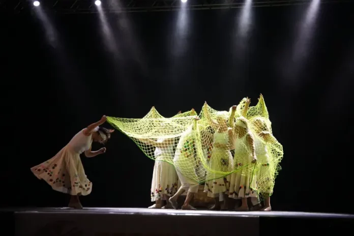 Grupo de danças Ronaldo Rodrigues se apresentando em um festival para registrar e divulgar a participação da companhia no evento