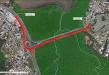 Mapa aéreo que destaca, em vermelho, o traçado previsto para as obras, mostrando o local onde o novo elevado será implantado e indicando os ajustes viários planejados na ligação entre a Avenida da Saudade e a região do CIC.